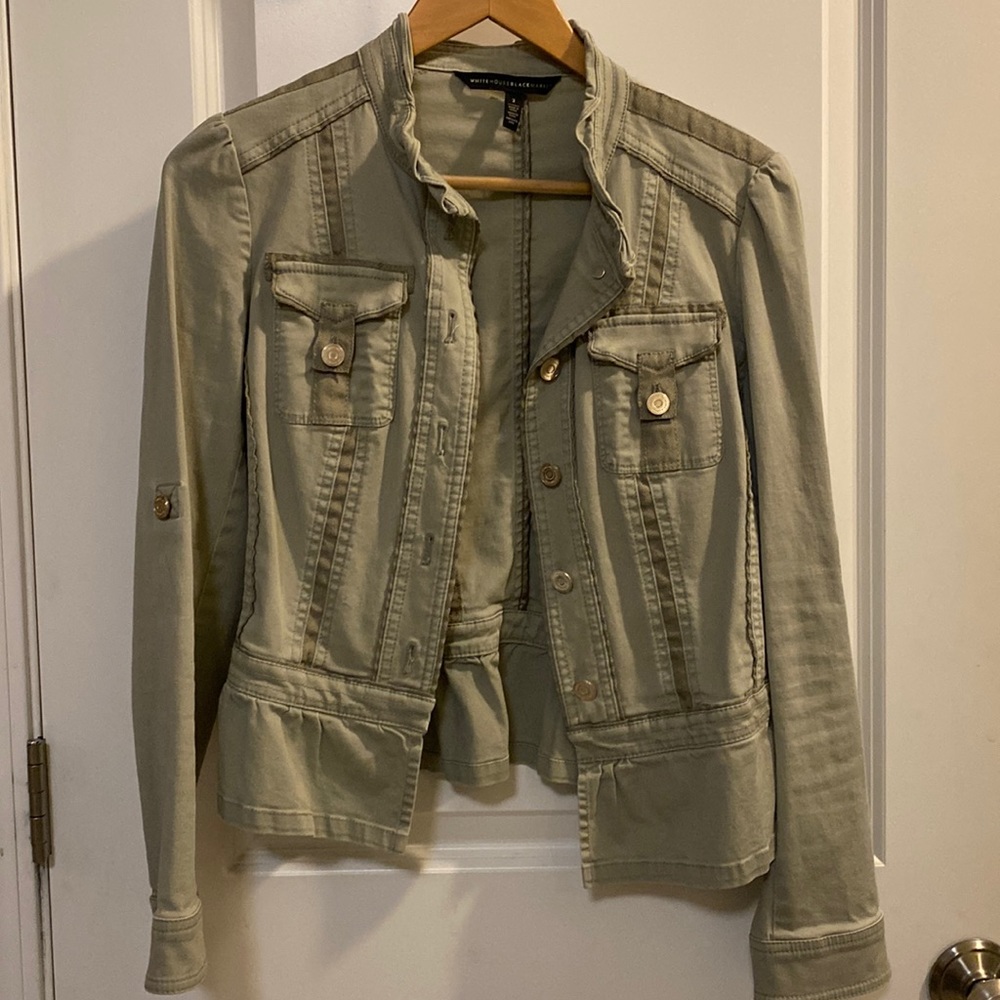 Woman’s size 2 White House black market spring arm green coat. Like New!